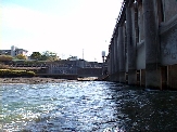 庄内川と水分橋。画面中央奥に堀川への取水口がある