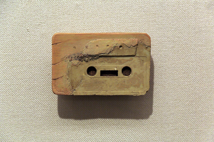 青野文昭《なおす・復元（震災後閖上で収集したカセットテープの復元）2012》愛知県美術館10階