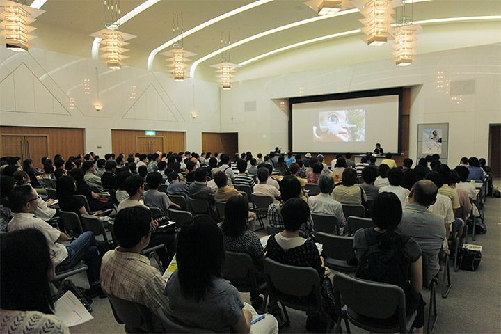 ヤノベケンジさんの話を聞きに200人近い人が会場に集まった