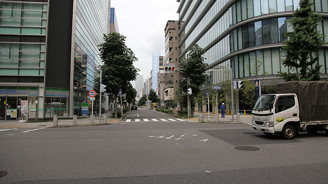 現在の風景本町通 写真右伝馬会所跡 左高札場跡