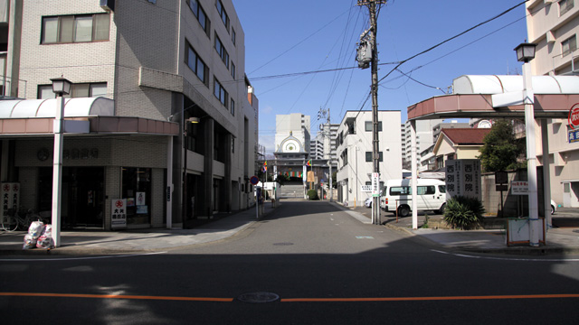 現在の風景 手前の本町通越しに西別院の本堂が見える