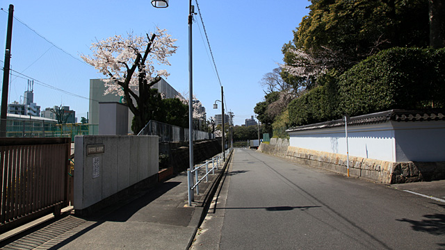 現在の風景 法持寺は、写真左の宮中学校にあったが現在地(写真右)に移転。