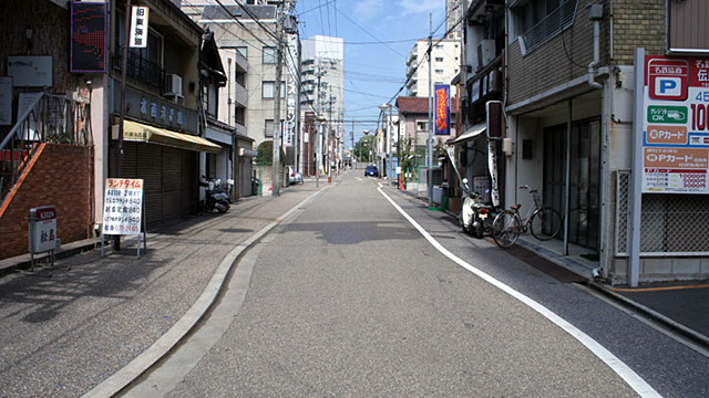 現在の風景 写真中央の東海道を進んだ突き当たりに源太夫社と高札場があった。