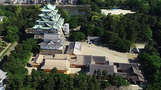 本丸御殿跡の礎石と名古屋城天守閣。