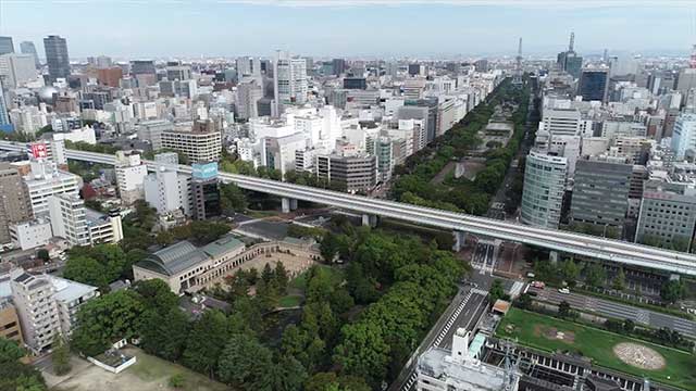 現在の風景 写真中央を横切る高速道路の下に若宮大通が走る