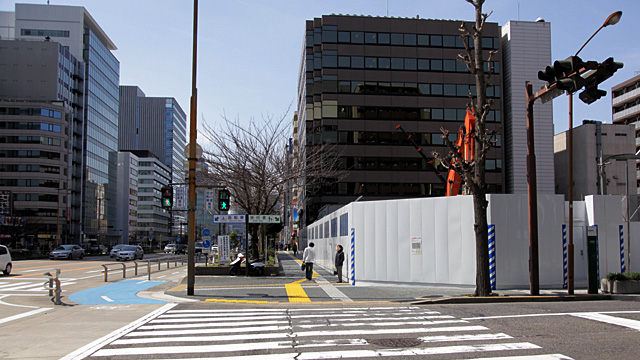 現在の風景 右手工事中の場所あたりに瀧兵商店があった。前面道路は本町通