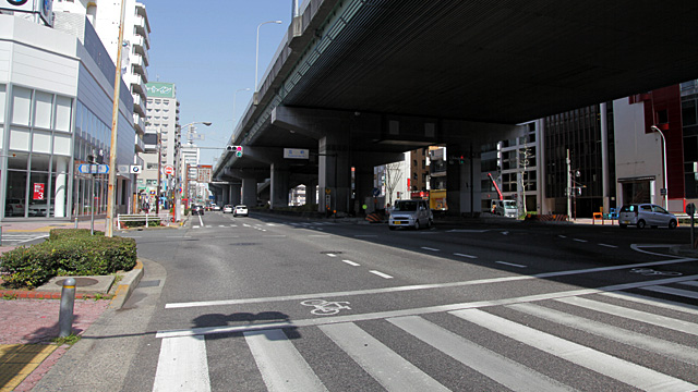 現在の風景 写真奥、名古屋高速の左手に東海テレビの社屋が見える。