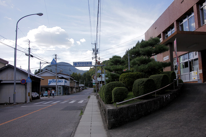 東栄町役場前の別所街道