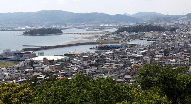 蒲郡市街と竹島