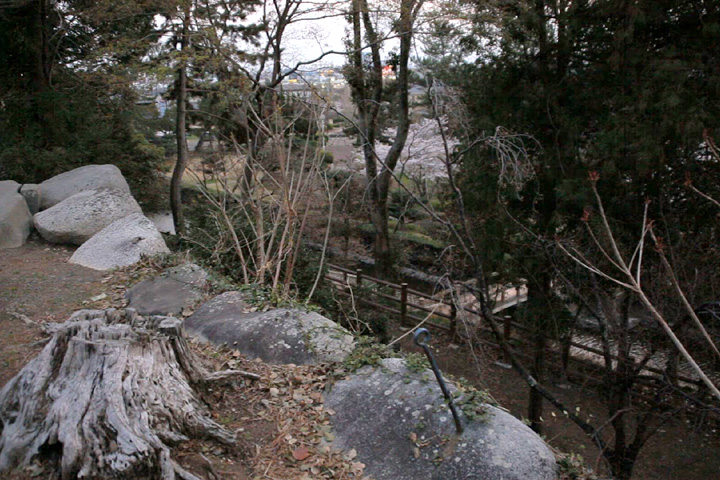 　神戸城天守台から下を見る