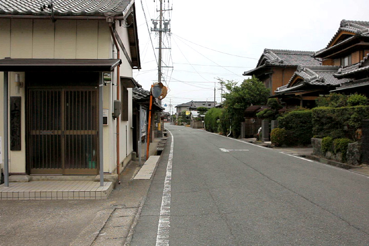 　上野を行く街道