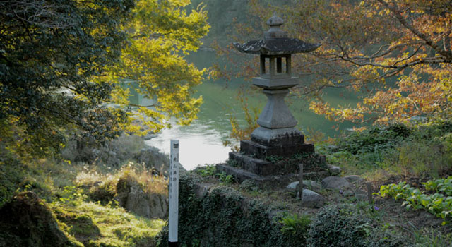  新村湊跡