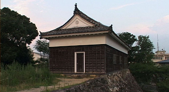    &rdquo;亀山城天守台多門櫓　　天守台に多門櫓県下で唯一現存する城郭建造物
