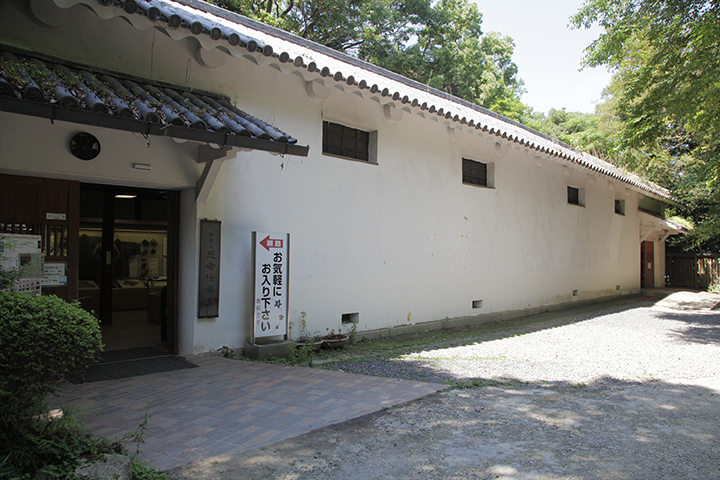忍者伝承館外観　米蔵の一部で忍術についての資料などを展示