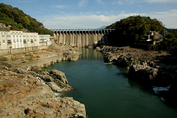 大井ダム　画面右下隅は合流する阿木川