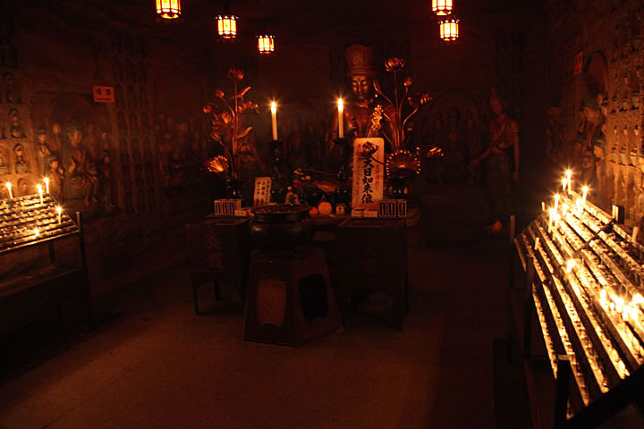 無量寺境内に中国の石窟寺院をモデルにした千佛洞めぐりがある