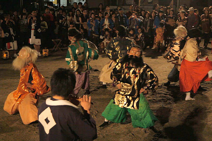 八劔神社前で踊る素盞鳴の舞