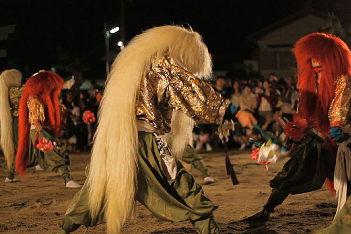 八劔神社前で踊る連獅子