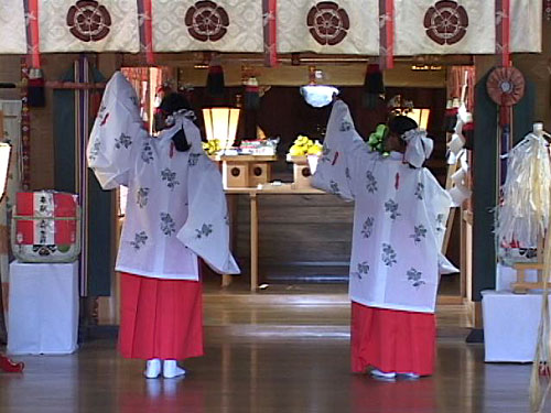 菅生神社本殿での神楽奉納
