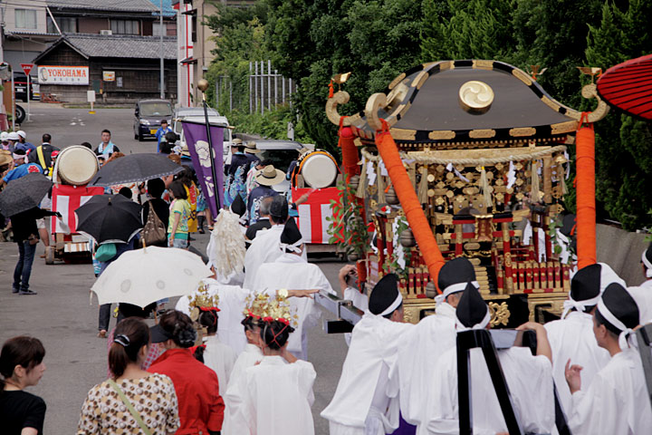御旅所から津島神社へ向かう神輿
