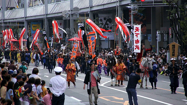 岐阜市を代表するまつりのひとつで、毎年10月の第一土曜日と翌日に開催されています。 この祭は、岐阜城を足がかりに天下統一をめざした織田信長の偉業をしのび、岐阜市建設の遺徳を たたえる祭りで、織田信長菩提所である崇福寺での追悼式や、メインストリートでの武者行列、音楽隊パレードなど華やかなイベントが行なわれ毎年多くの人で賑わいます。(岐阜観光コンベンション協会)