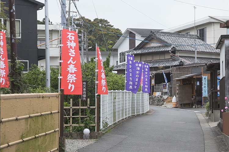 The entrance path to Shinmei shrine