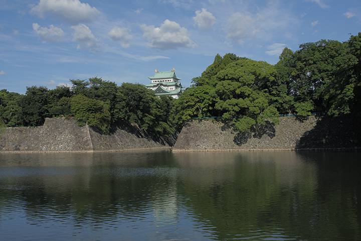 名古屋城天守閣と外堀の石垣