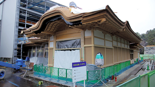 素屋根の撤去された玄関入口