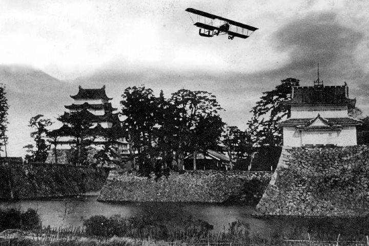 名古屋城上空を飛ぶ陸軍の練習機(大正中頃)