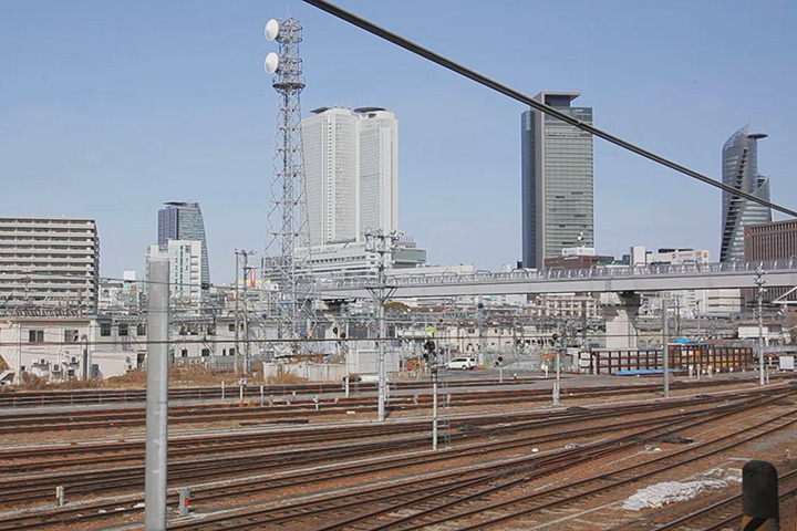 右側車窓からみた名古屋駅