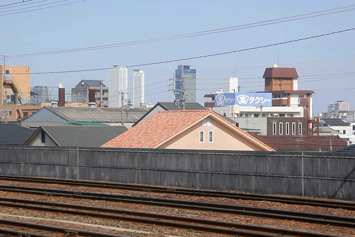 左手車窓から名古屋駅前のビルが見える