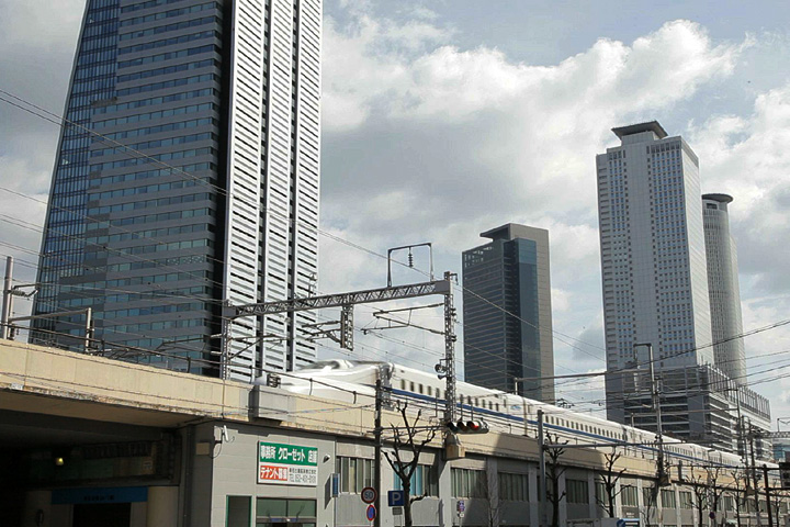 名古屋駅を出る新幹線