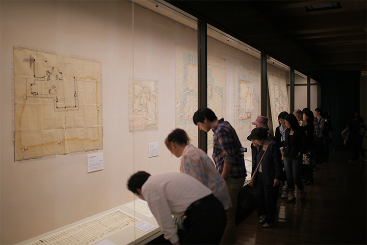 名古屋城の歴史や建築、美術に関する基礎資料が並ぶ.天守閣2階 特別展「巨大城郭 名古屋城」