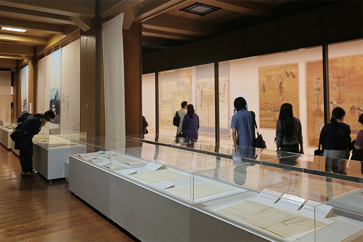 名古屋城の歴史や建築、美術に関する基礎資料が並ぶ.天守閣2階 特別展「巨大城郭 名古屋城」
