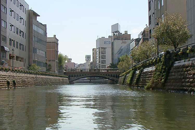 納屋橋-江戸七橋の一つで、広小路に架かる名古屋を代表する橋。