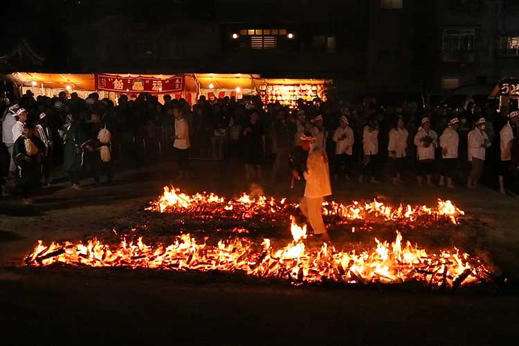 　Fire-walking  Religious services 