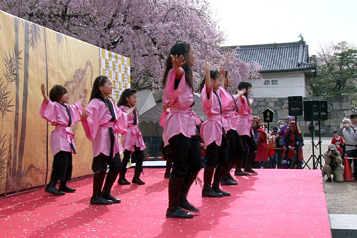 ステージで春姫恋唄を踊る子どもたち