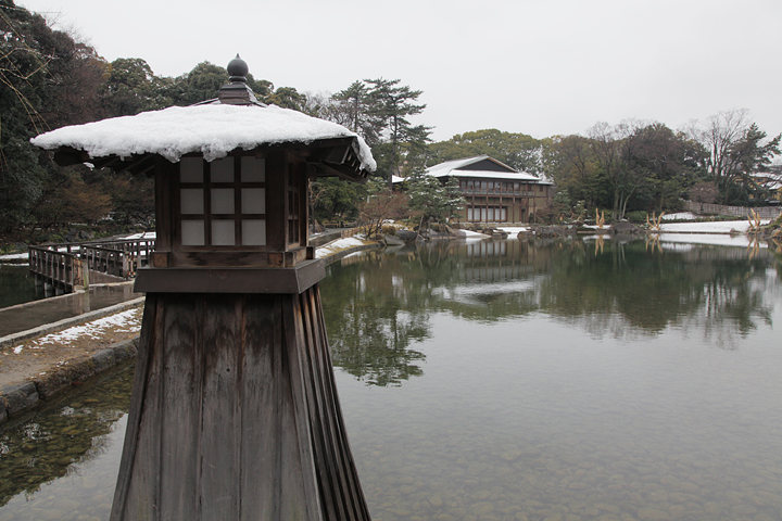 雪の徳川園. 撮影:2011年2月11日