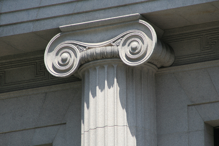 イオニア式の特徴である曲線状の渦形を持つ柱頭