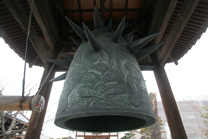久国寺の梵鐘は岡本太郎の手による作品「歓喜の鐘」