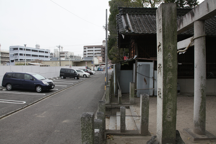 六所社の東側の駐車場には明治時代、小さな水車小屋があった