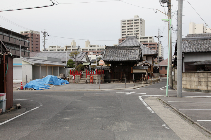 下町の風情ただよう下飯田の町に、ひっそりとたたずむ観音寺