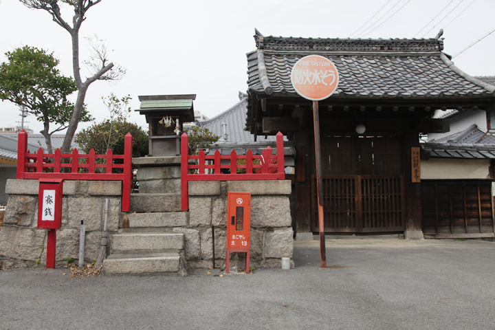 観音寺の門と天王社
