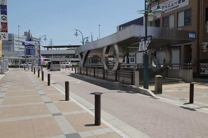 地下鉄Ｅ6出入り口前に設置されている道標。写真奥は名鉄大曽根駅