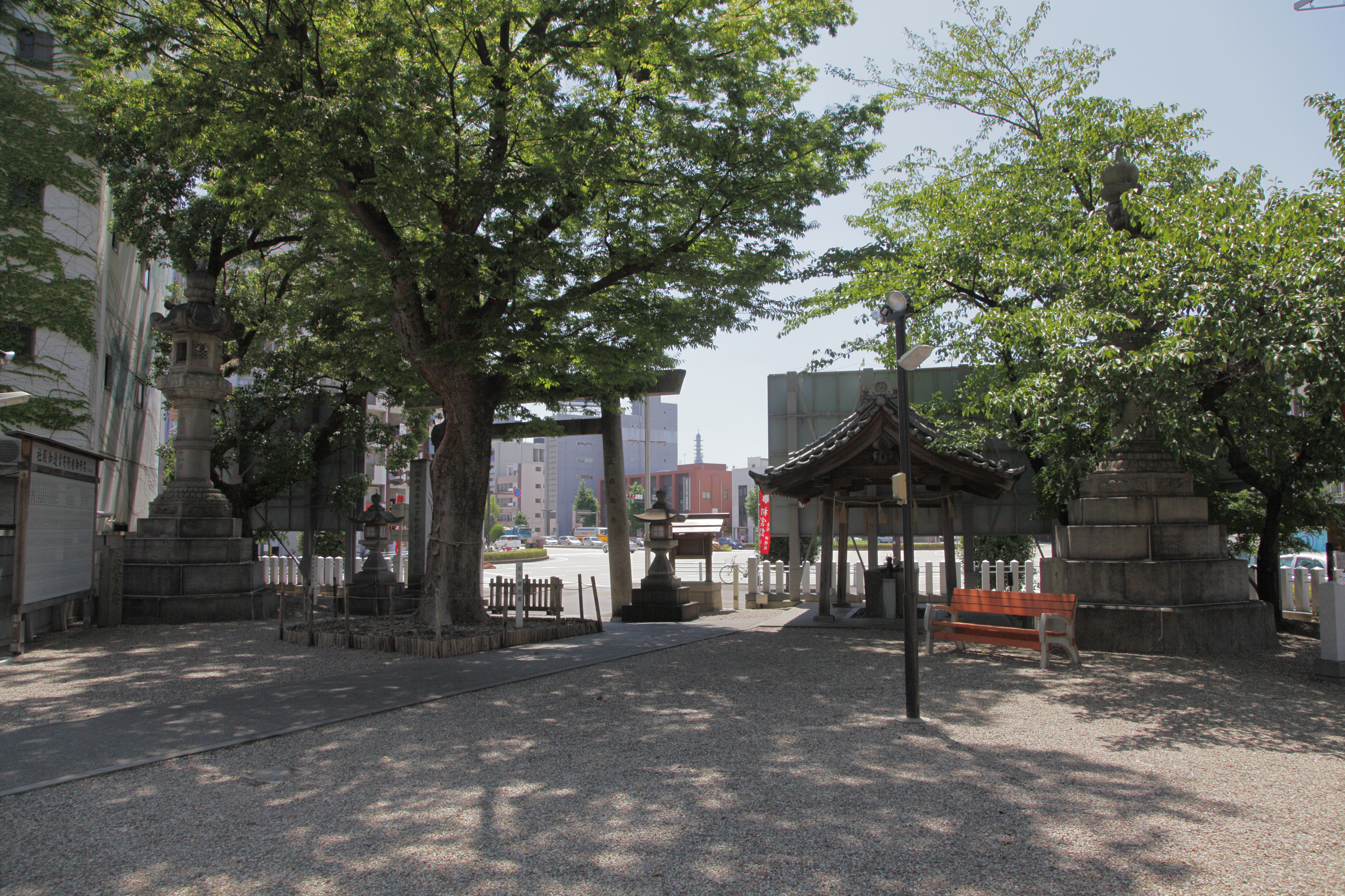 赤塚神明社の鳥居を挟むように大きな灯明台が2基設置されている