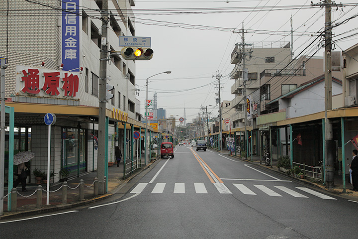柳原通りを南向きに望む。写真中央の塔は名古屋テレビ塔