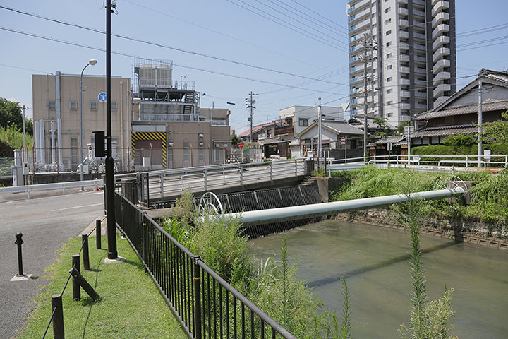 名古屋上下水道局守西ポンプ場の下を通って矢田川の下を流れていく