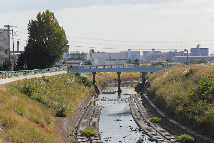 御幸橋を挟んで右側が名古屋市、左側が春日井市