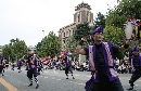 市庁舎前を通過する琉球エイサー踊り