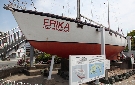 竹島水族館前に展示されている手作りヨットで世界一周したエリカ号